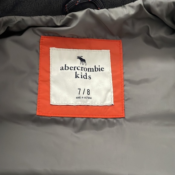 NWOT Abercrombie Kids Puffer Vest.  Size 7/8.  Never worn. - Picture 4 of 4